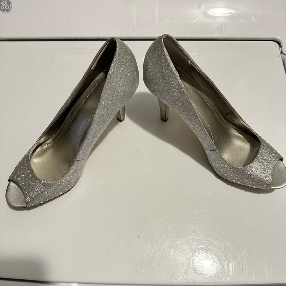 Women’s Size 10 Style & Co. silver formal shoes - Picture 3 of 5